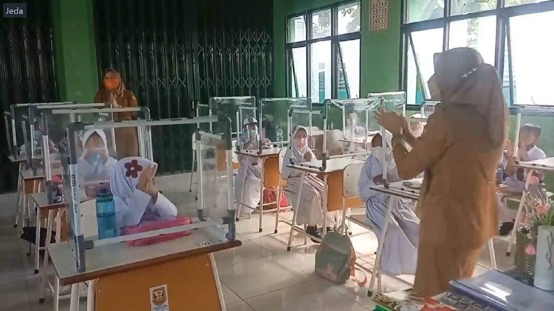 Sejumlah anak kelas 6 dan 9 menikmati masa-masa pembelajaran tatap muka setelah hampir dua tahun belajar daring || Foto: 5w1hindonesia.id