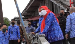Tinjau Jembatan Pulau Pasaran, Eva Dwiana Minta Jembatan Dilebarkan