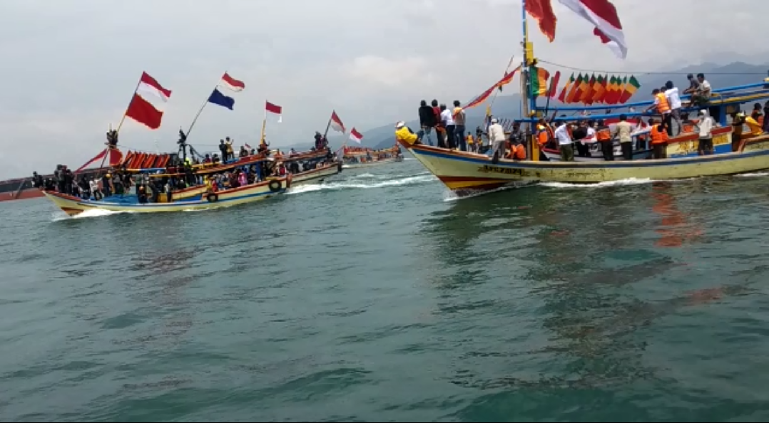 Ratusan Nelayan mgnikutin gelaran ruwat laut sebagai bentuk syukur atas hasil tangkapan laut || Foto: Istimewa