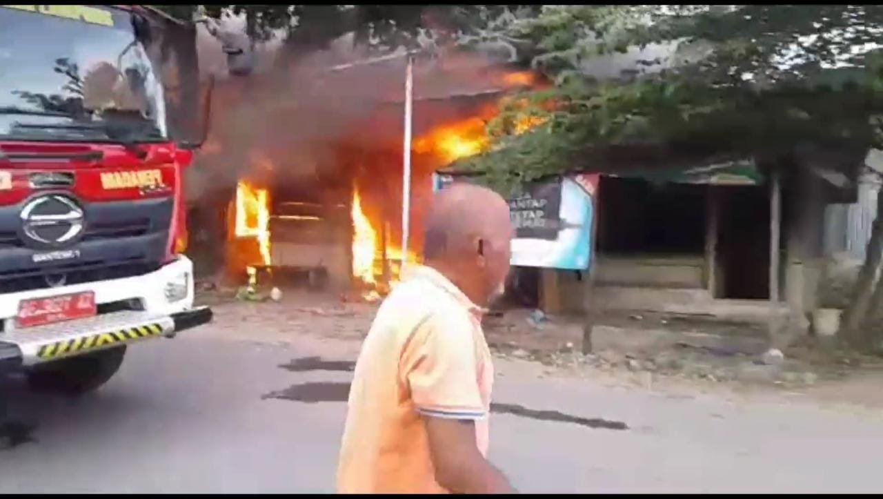 Tim pemadam kebakaran berupaya untuk memadamkan api di pasar tempel Bandar Lampung || Foto: 5w1hindonesia.id