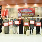 Wali Kota Bandar Lampung Eva Dwiana secara simbolis memberikan bantuan dana operasional kepada pondok pesantren. (Dok. Humas Pemkot Bandar Lampung)