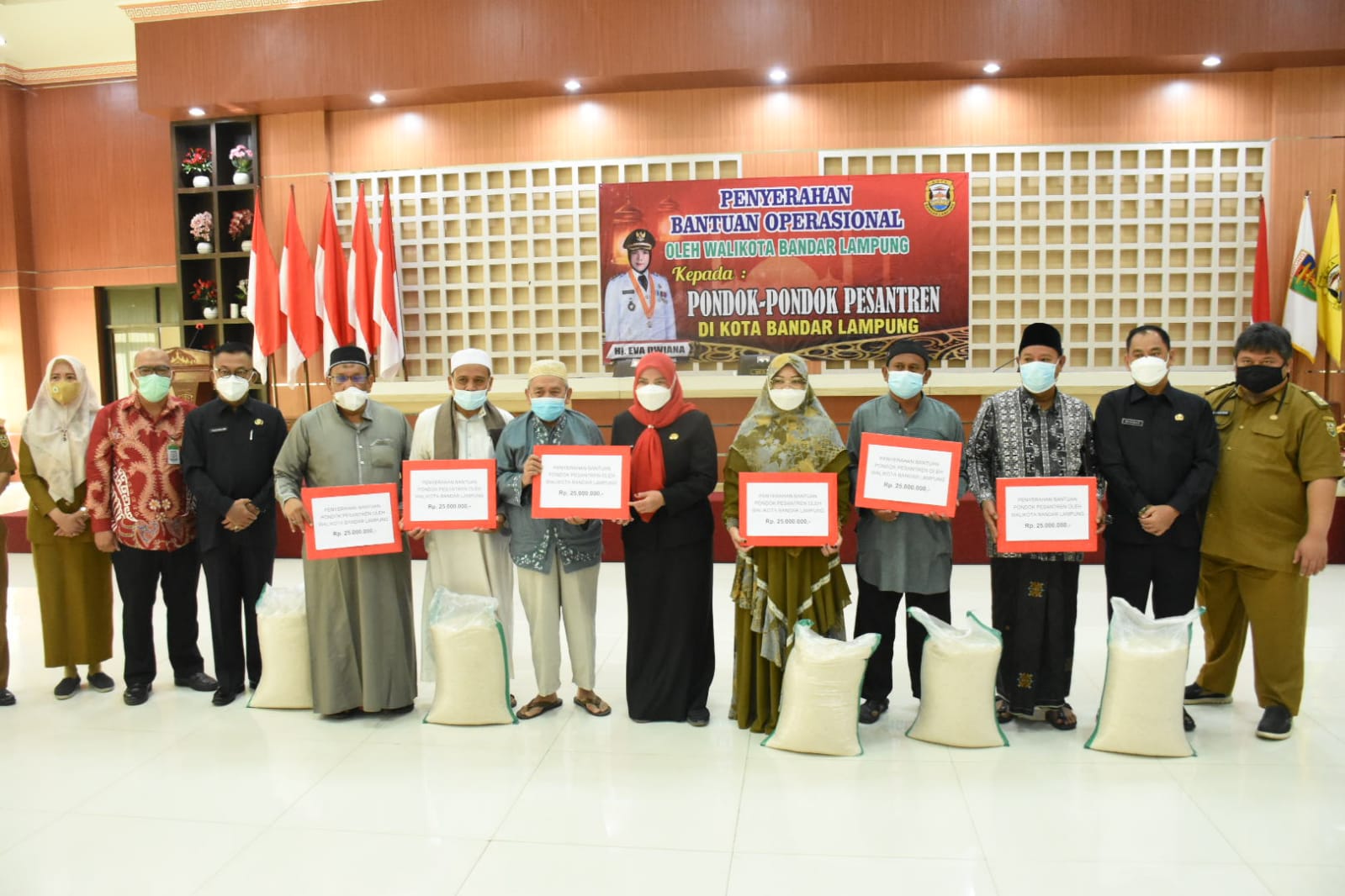 Wali Kota Bandar Lampung Eva Dwiana secara simbolis memberikan bantuan dana operasional kepada pondok pesantren. (Dok. Humas Pemkot Bandar Lampung)