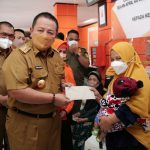 Gubernur Lampung Serahkan BLT Minyak Goreng dan Bantuan Program Sembako Tunai untuk 687.090 Keluarga
