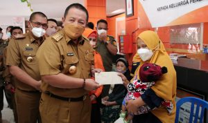 Gubernur Lampung Serahkan BLT Minyak Goreng dan Bantuan Program Sembako Tunai untuk 687.090 Keluarga