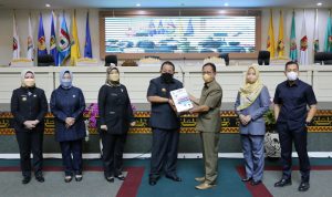 Gubernur Arinal Serahkan Dokumen LKPJ Kepala Daerah Tahun 2021 kepada Ketua DPRD Lampung