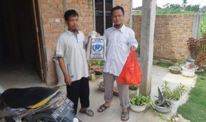 Jalin Silaturahmi, Mantan Napiter Asal Lampung Ini Bagikan Sembako dan Takjil di Lingkungan Sekitarnya