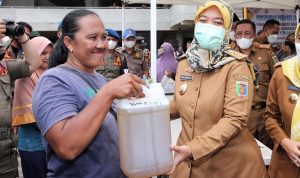 Wagub Lampung Lakukan Pelepasan Minyak Goreng dan Buka Pasar Murah Bersubsidi di Tulang Bawang Barat