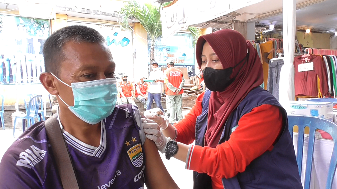 Salah seorang warga sedang melakukan vaksinasi sebagai sayarat untuk melaksanakan mudik pada Lebaran tahun 2022 ini || Foto: 5w1hindonesia.id