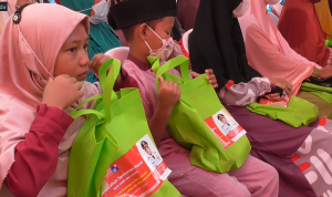 75 anak yatim dan 25 lansia menerima bantuan dari BPR Syariah kota Bandar Lampung || Foto: 5w1hindonesia.id