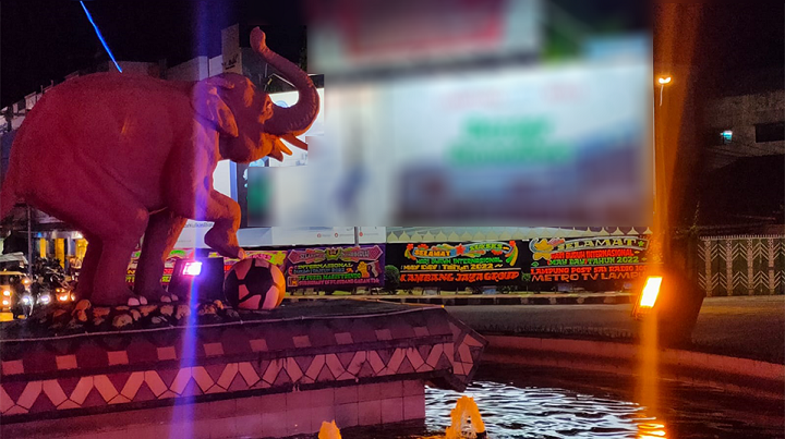 Sejumlah karangan bunga terpampang di seputaran trotoar bundaran Tugu Adipura pada, Sabtu malam (30/4/2022) || Foto: 5w1hindonesia.id
