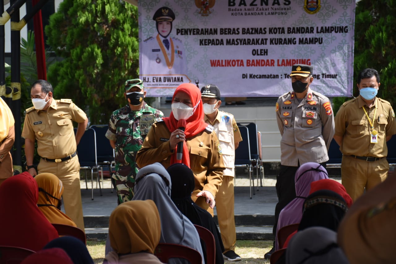 Eva Dwiana mengajak kepada masyarakat untuk bersabar dan berdoa agar situasi kembali normal sambil memberikan bantuan beras || Foto: PROKOPIM Pemkot Bandar Lampung, 5w1hindonesia.id