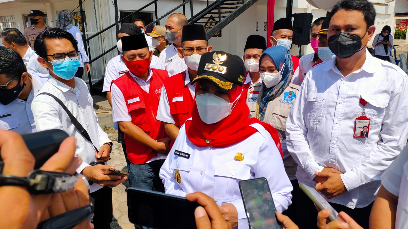 Walikota Eva Dwiana Bagikan Insentif Kepada Aparatur Desa || Foto: 5w1hindonesia.id