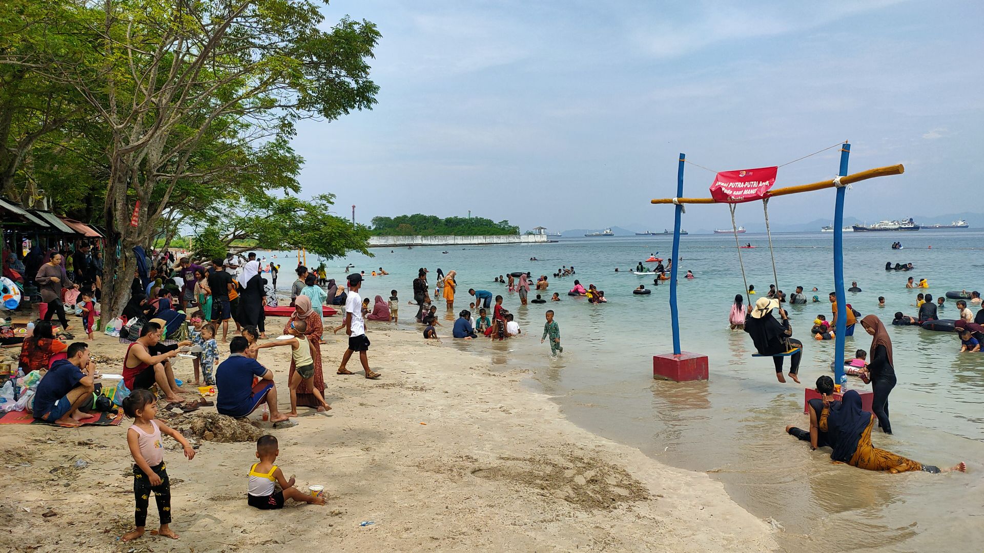 Ratusan Pengunjung Memadati Kawasan Wisata Pantai TISKA || Foto: 5w1hindonesia.id