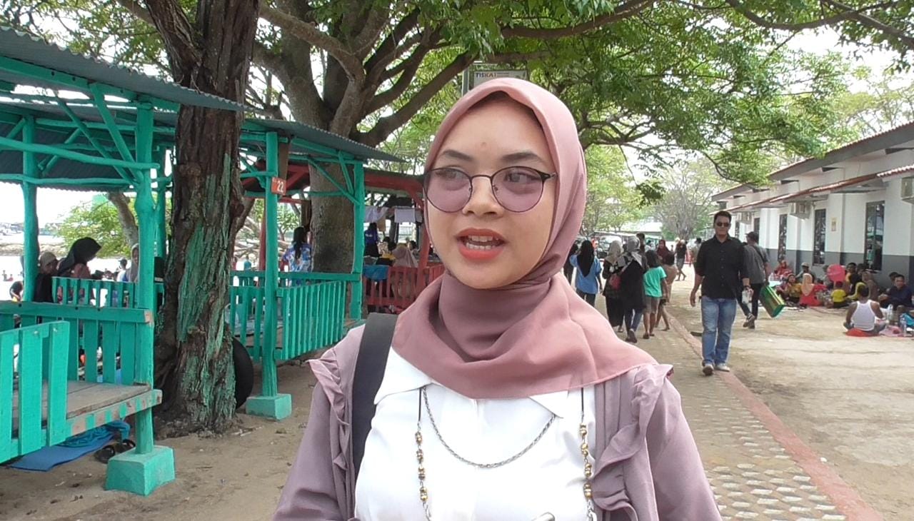 Nabilah, pengunjung asal kota Palembang yang sengaja berkunjung ke pantai TISKA || Foto: 5w1hindonesia.id