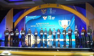 PLN Raih Penghargaan Mitra BUMN Champion 2022 dari Erick Thohir