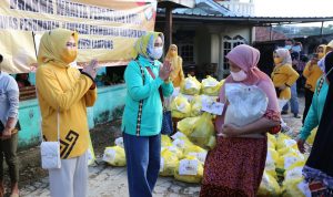Program Siger Terus Bergerak, Ketua TP PKK Provinsi Lampung Salurkan 350 Paket Sembako kepada Masyarakat