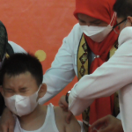 Wakil Gubernur Lampung Chusnunia Chalim bersama Walikota Bandar Lampung Eva Dwiana menyaksikan pemberian vaksin imunisasi sebagai simbolis dimulainya Bulan Imunisasi Anak Nasional (BIAN) 2022 || Foto: 5w1hindonesia.id