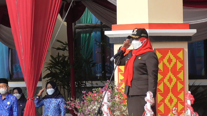 Eva Dwiana melaksanakan upacara dalam rangka memperingati Hari Pendidikan Nasional di SMP Negeri 11 Bandar Lampung || Foto: 5w1hindonesia.id