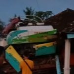 Diduga Ditabrak Truk, Sebuah Ekskavator Hancurkan Rumah Warga di Banjar Agung Tulang Bawang