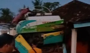 Diduga Ditabrak Truk, Sebuah Ekskavator Hancurkan Rumah Warga di Banjar Agung Tulang Bawang