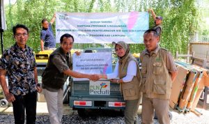 Jaga Lingkungan Bendungan Way Sekampung, PLN Serahkan Kendaraan Pengangkut Sampah