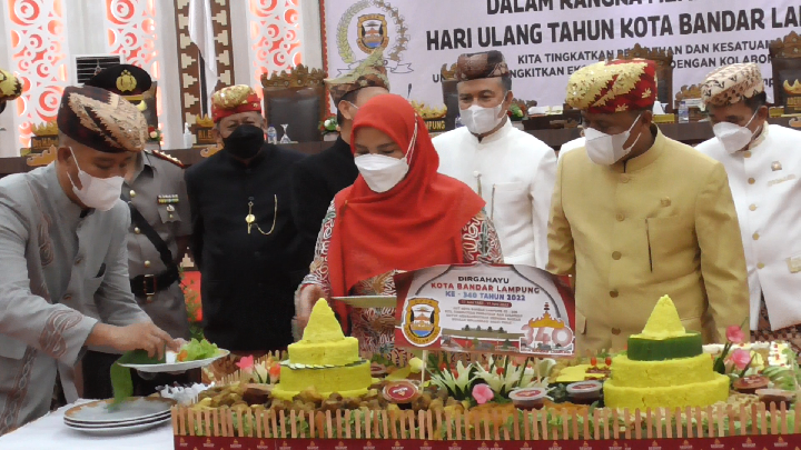 Eva Dwiana mengadakan syukuran di gedung DPRD kota Bandar Lampung pada rangkaian perayaan HUT kota Bandar Lampung ke 340 || Foto: 5w1hindonesia.id