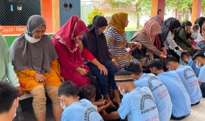 Momen Haru 20 Anak Didik Lapas Anak Kelas II Bandar Lampung Basuh Kaki Orang tua