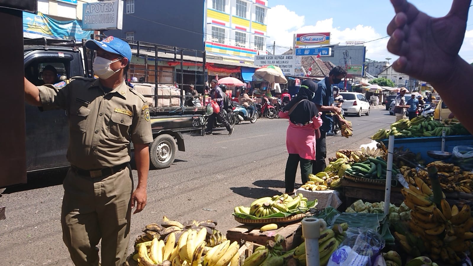 PKL bambu kuning kembali ditertibkan untuk mengembalikan ruas jalan yang kian hari kian menyempit || Foto: Istimewa, 5w1hindonesia.id