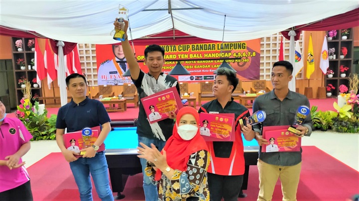 Vincen JRX atlet Billiard asal kota kembang Bandung memenangkan pertandingan Turnamen Billiard Walikota Cup Bandar Lampung 2022 || Foto: 5w1hindonesia.id