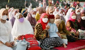 Walikota Eva Dwiana untuk pertama kali melaksanakan sholat Idul Adha di lapangan terbuka di Stadion Mini Way Dadi setelah kasus Covid-19 menurun || Foto: Dok. DISKOMINFO Bandar Lampung