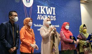 Ketua TP PKK Lampung Terima Penghargaan sebagai Perempuan Inspiratif Bidang Sosial dari IKWI
