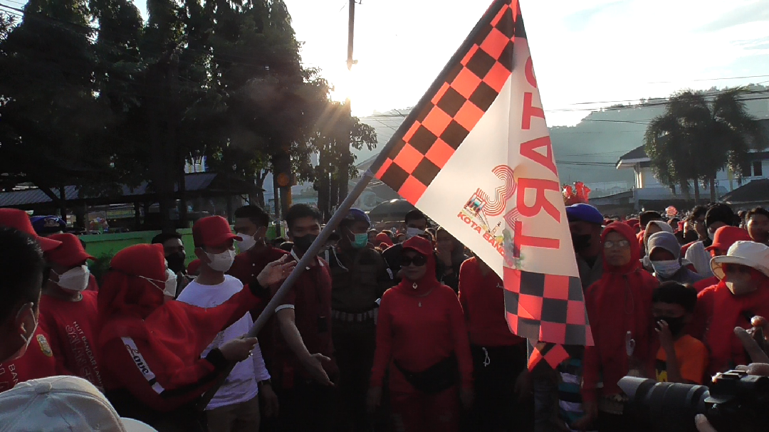 Walikota Eva Dwiana membuka kegiatan jalan sehat di taman UMKM Bung Karno || Foto: 5w1hindonesia.id