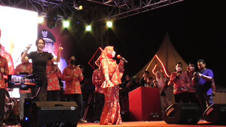 Nyanyi Bareng Happy Asmara, Walikota Eva Dwiana secara resmi membuka gelaran Bandar Lampung Expo dan Begawi Bandar Lampung || Foto: 5w1hindonesia,id