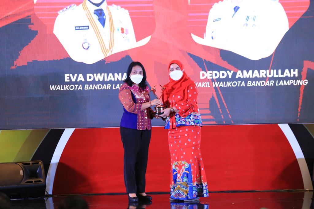 Walikota Eva Dwiana menerima penghargaan kategori nindya yang telah sukses membangun Kota Layak Anak tahun 2022 || Foto: Dok. KOMINFO Bandar Lampung