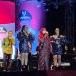 Eva Dwiana bersama pedangdut Duo Intan nyanyi bareng di malam terakhir gelaran Begawi Bandar Lampung dan Bandar Lampung Expo 2022 || Foto: 5w1hindonesia.id