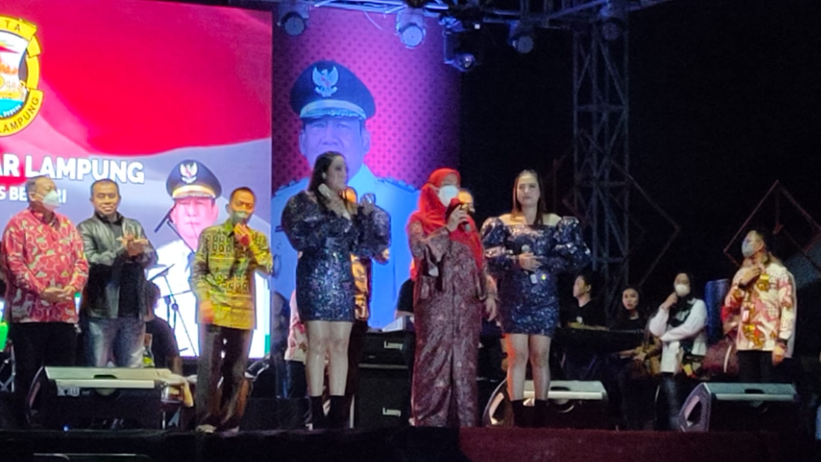 Eva Dwiana bersama pedangdut Duo Intan nyanyi bareng di malam terakhir gelaran Begawi Bandar Lampung dan Bandar Lampung Expo 2022 || Foto: 5w1hindonesia.id