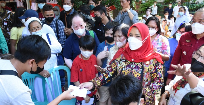 Walikota Eva Dwiana membagikan santunan kepada seluruh anak yang ikut serta pada sunat massal di Xaverius || Foto: 5w1hindonesia.id