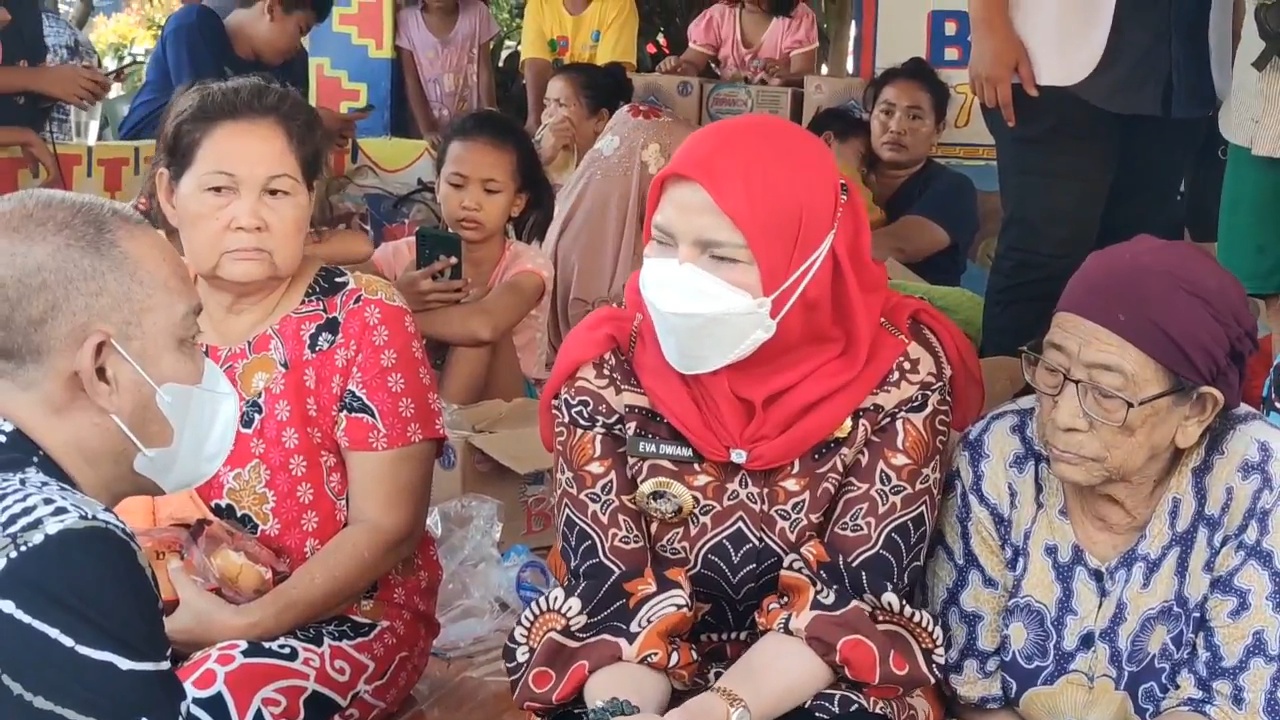 Walikota Eva Dwiana memberikan santunan sebesar Rp 20 juta per KK dan berencana akan memberikan sapi untuk berkurban || Foto: 5w1hindonesia.id