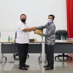 Gubernur Arinal Jadi Orang Pertama Penerima Tujuh Pecahan Uang Rupiah Kertas Tahun Emisi 2022 di Lampung