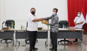 Gubernur Arinal Jadi Orang Pertama Penerima Tujuh Pecahan Uang Rupiah Kertas Tahun Emisi 2022 di Lampung