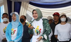 Peringati HUT IKWI Lampung Ke-61, Ketua TP PKK Lepas Jalan Sehat