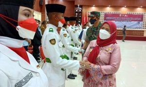 Eva Dwiana Siapkan Bea Siswa Untuk Tim Pengibar Bendera
