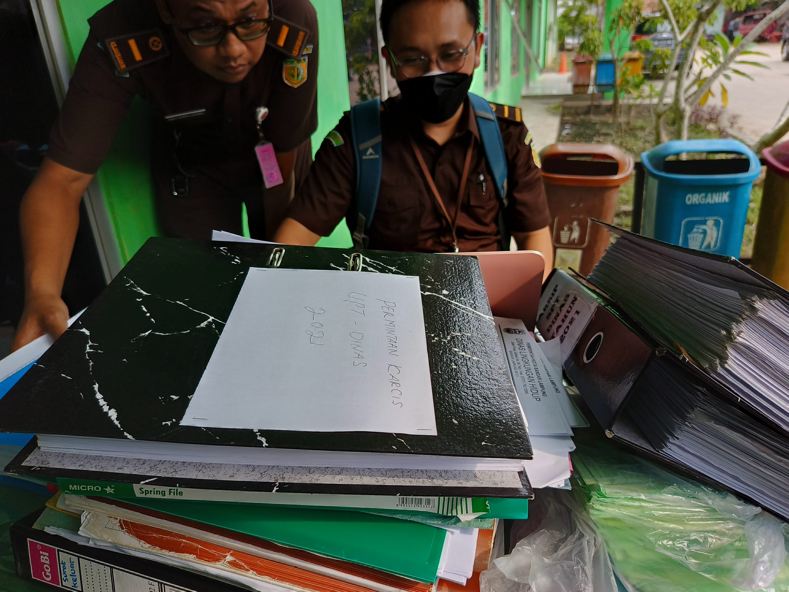 Penyidik Kejaksaan Tinggi Lampung sedang menginventarisir dokumen terkait retribusi sampah DLH Bandar Lampung || Foto: 5W1HINDONESIA.ID