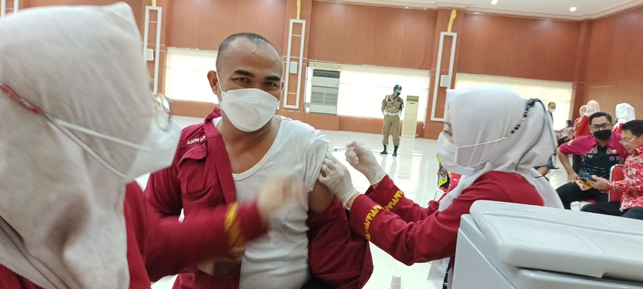 Aparatur Sipil Negara (ASN) dilingkungan pemkot Bandar Lampung menerima vaksin booster ke-2 || Foto: 5w1hindonesia.id