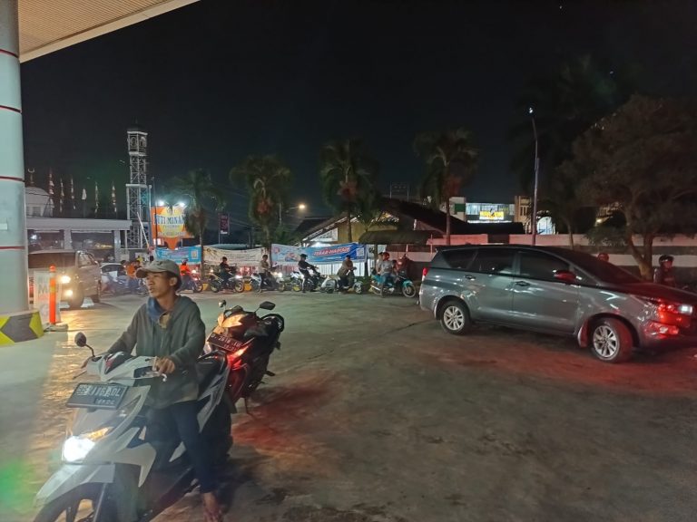 Terlihat antrean kendaraan di sejumlah SPBU di Bandar Lampung || Foto: 5w1hindonesia.id