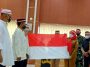 Walikota Eva Dwiana membentangkan bendera merah putih bersana eks jamaah khilafatul muslimin || Foto: 5w1hindonesia.id