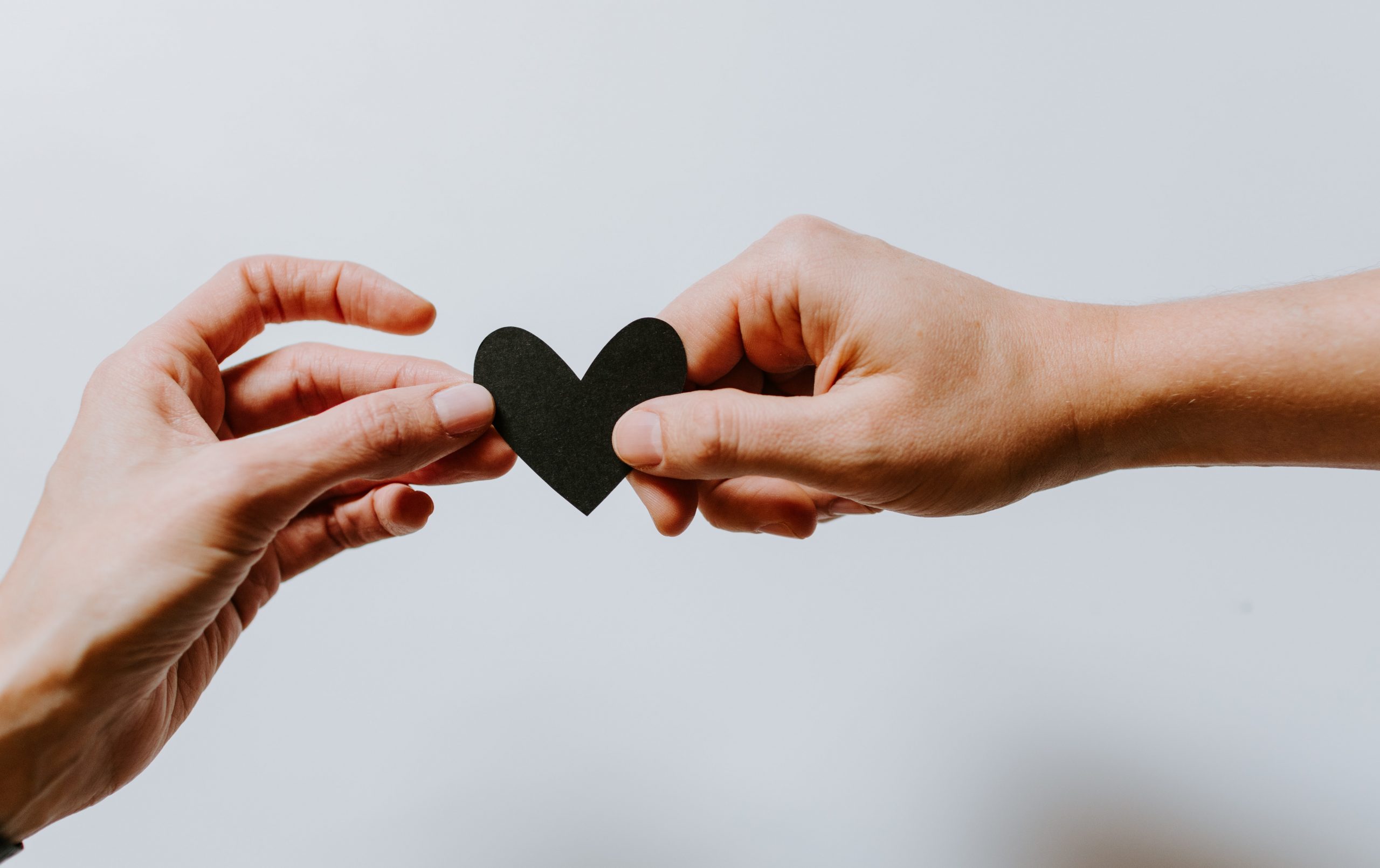 Tips LDR supaya tetap romantis || Photo by Kelly Sikkema on Unsplash || 5w1hindonesia.id
