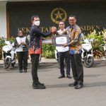 Dukung Transisi Energi Bersih, PLN Serahkan Sertifikat Energi Terbarukan untuk 5 Istana Kepresidenan