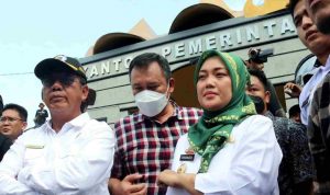 Wagub Lampung Dampingi Ketua DPRD Provinsi Lampung Temui Massa Demonstran