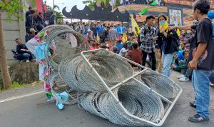 Tak Digubris Anggota DPRD, PMII Terobos Pagar Kawat